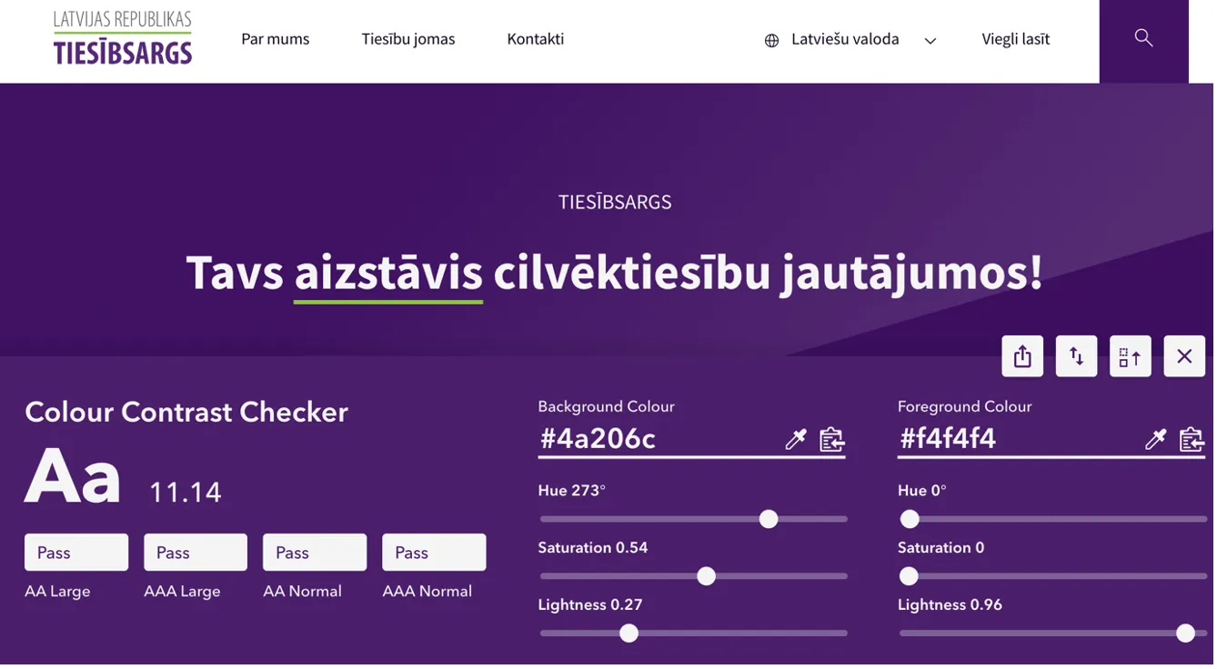 Latvijas Republikas Tiesībsarga mājaslapas sākumlapa, balti burti uz tumši violeta fona, atbilstoša krāsu kontrasta attiecība
